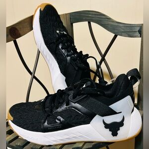 UNDER ARMOUR sz 8 Women’s blk & white shoes